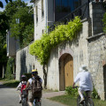 Reportage sur des cyclistes en milieu urbain destinÃ© Ã  illustrer une plaquette sur le nouveau schÃ©maÂ dÃ©partemental "vÃ©lo routes - voies vertes".Â Â Reportage Ã  ChatouÂ 