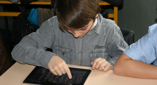 élève et tablette numérique en classe