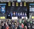 Les cyclistes sur la scène devant la foule