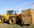 Un tracteur avec des ballots de paille