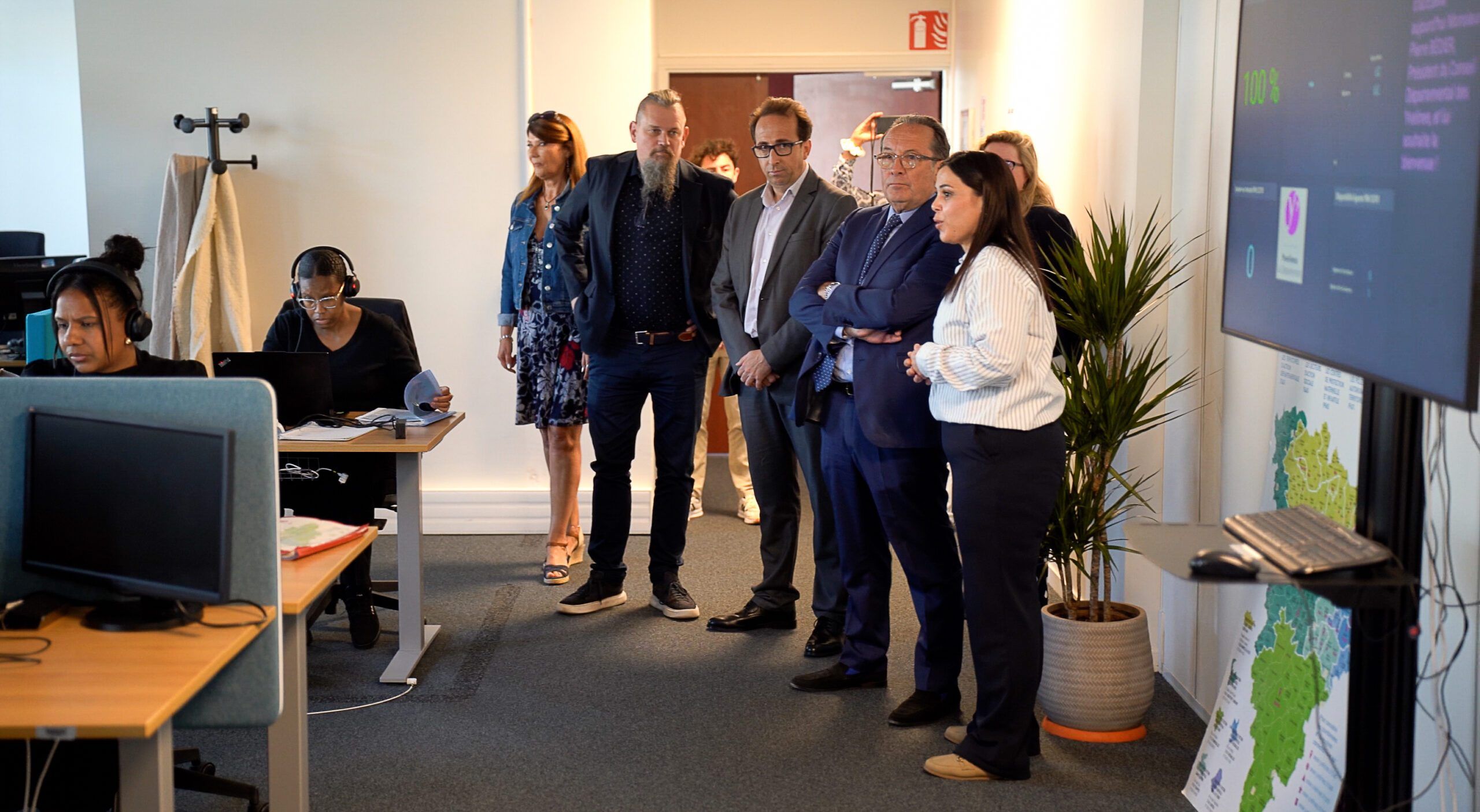 Les superviseurs ont présenté les différents pôles à Pierre Bédier lors de sa visite au centre de contact. ©CD78