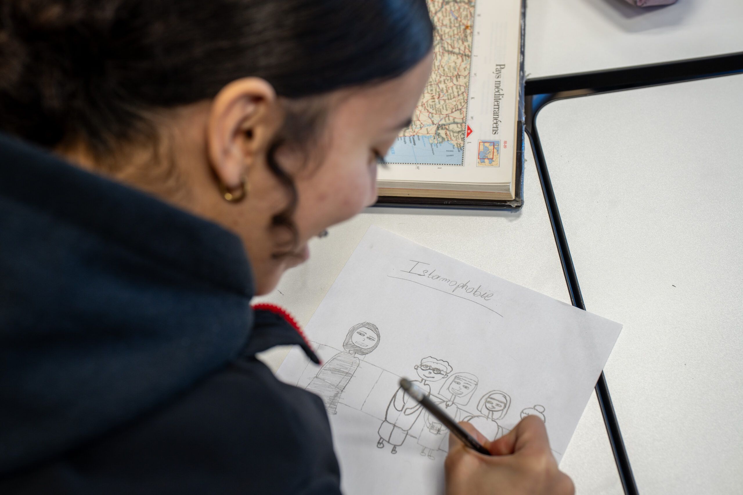 Grâce au dessin, les élèves découvrent une autre manière de penser, de débattre et de faire réfléchir sur les grands enjeux de société. ©CD78