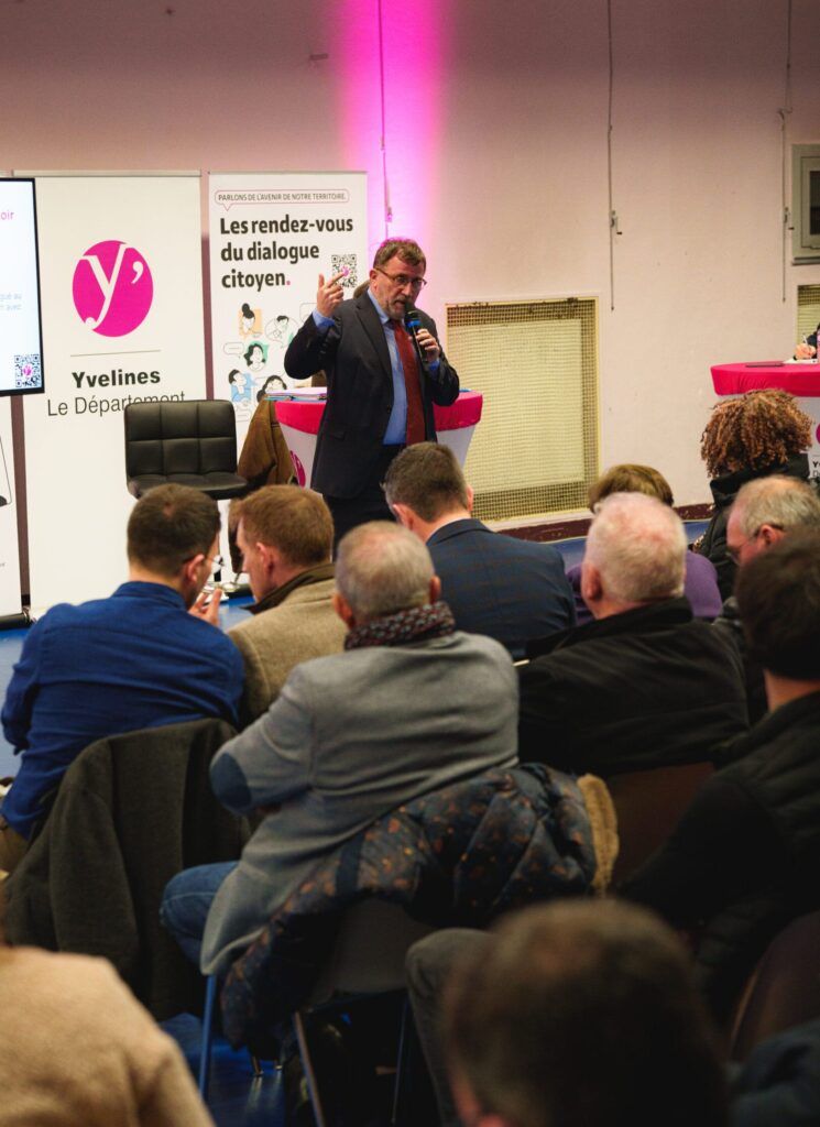 Marc Tourelle, conseiller départemental en charge du Dialogue citoyen et de la Relation avec les usagers au rendez-vous citoyen du canton de Poissy