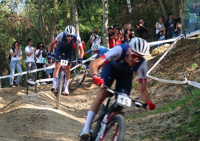 Vététistes en compétition sur le parcours olympique de la Colline d'Élancourt.