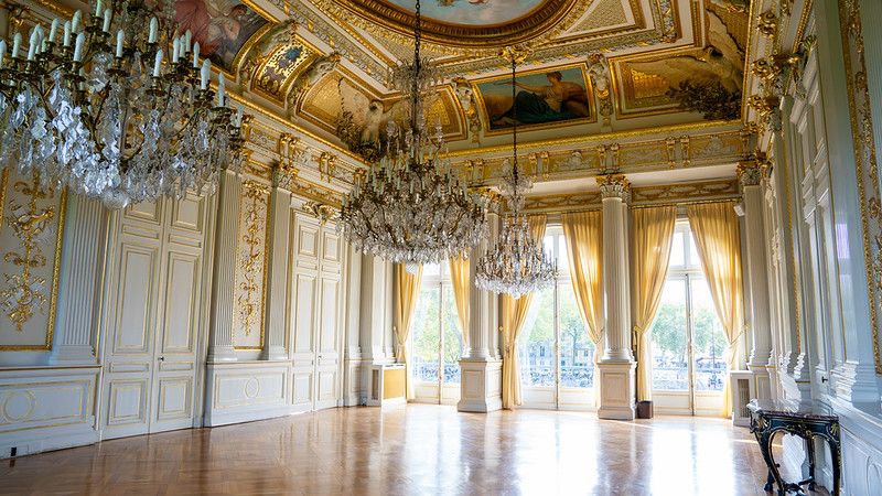 Le Salon des Aigles est une grande pièce lumineuse, richement décorée de dorures, de fresques et de lustres. De grandes fenêtres donnent sur les jardins et l'Avenue de Paris.