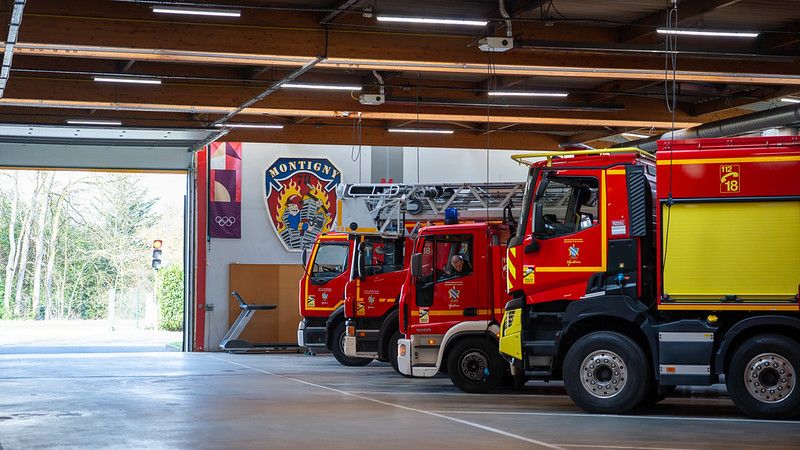 Camions du SDIS 78 dans une caserne.