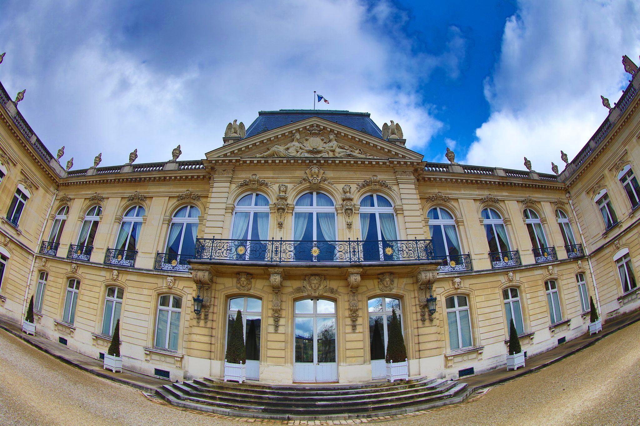 Façade de l'hôtel du Département des Yvelines à Versailles