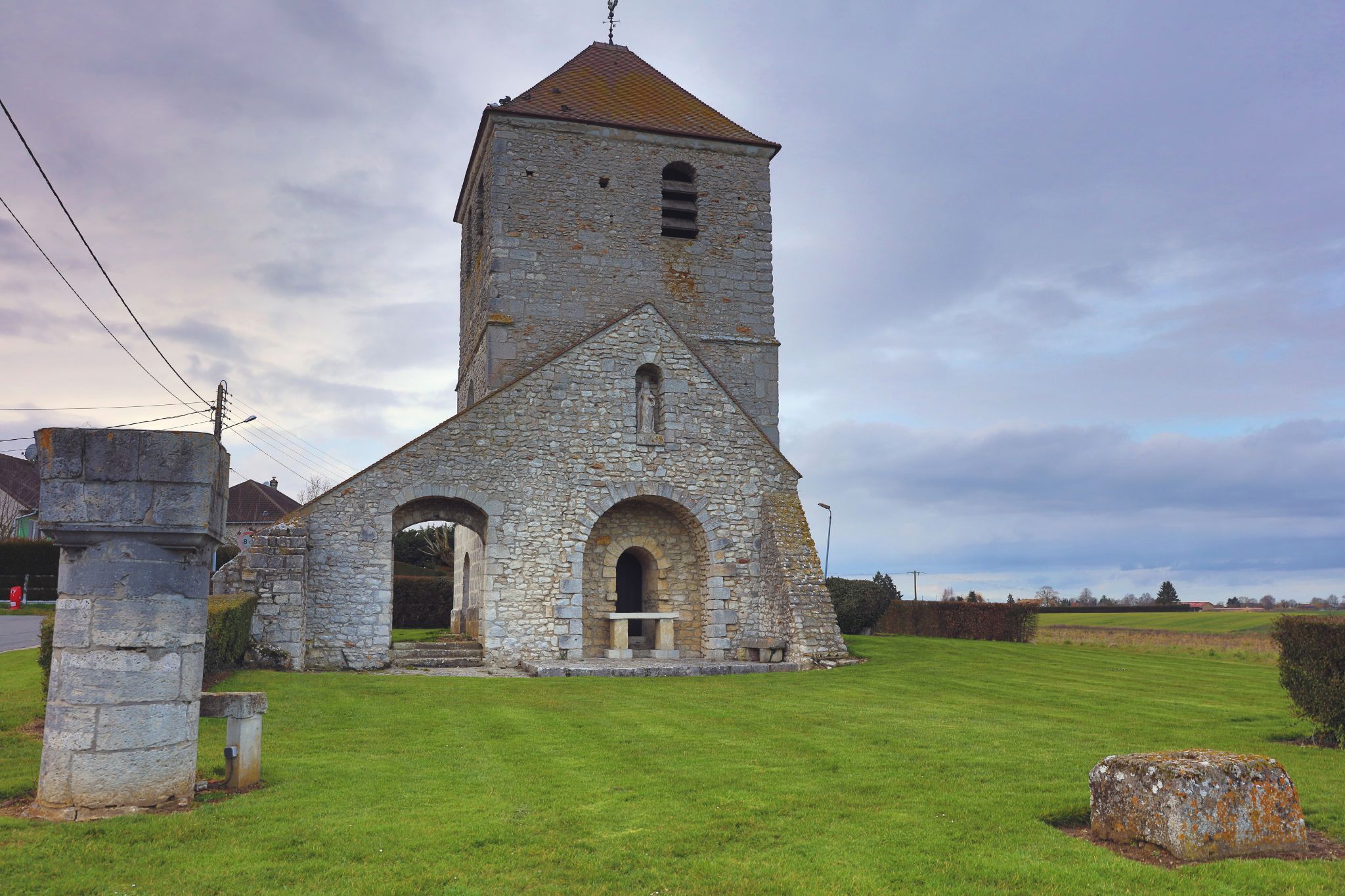 Vue de l'église Saint-Martin à Neauphlette