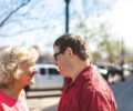 Hommes adulte avec un syndrome de Down en plein air avec sa tutrice senior