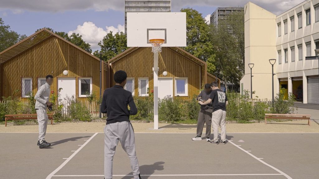 Des jeunes profitant des structures extérieures au village d'accueil de Mantes-la-Jolie