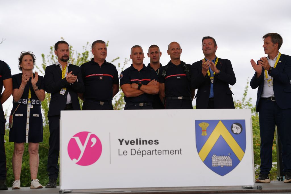 Sapeurs-pompiers et élus locaux sur le podium du Tour de France à Thoiry.