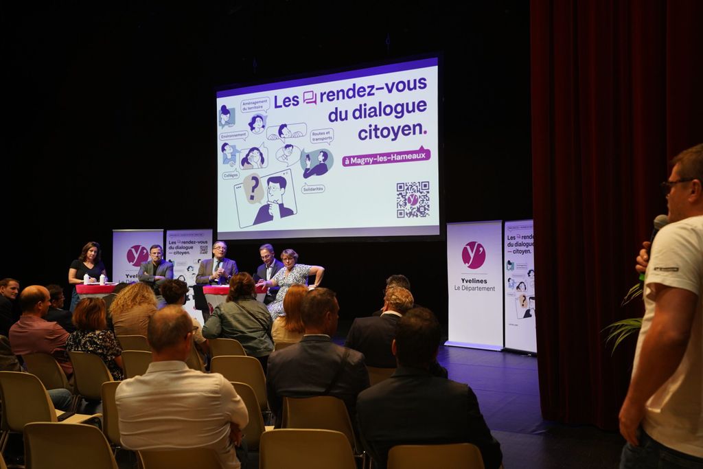 Un habitant des Yvelines pose une question lors du dialogue citoyen à Magny-les-Hameaux