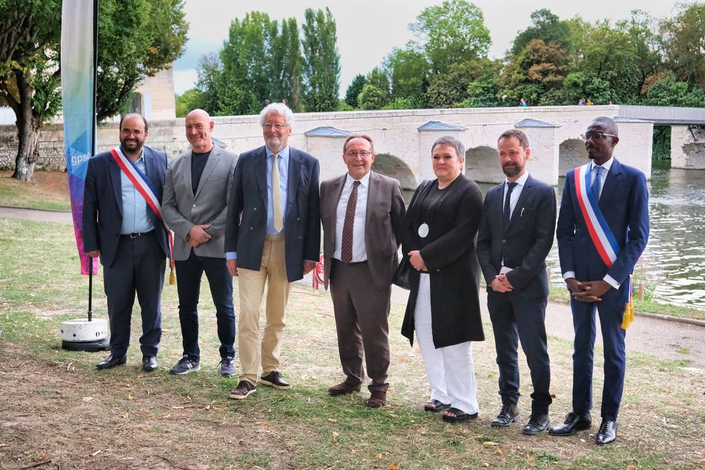 Les représentants des différentes parties prenantes au projet lors de l'inauguration de la passerelle.