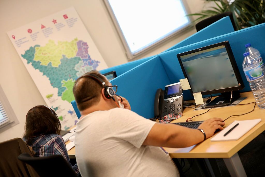 Personne répondant à un appel au centre de contact des Yvelines