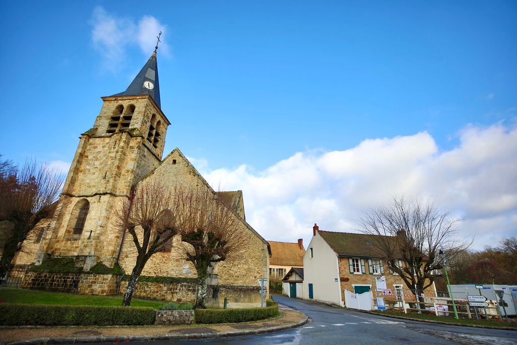 Vue de l'église de Choisel dans les Yvelines
