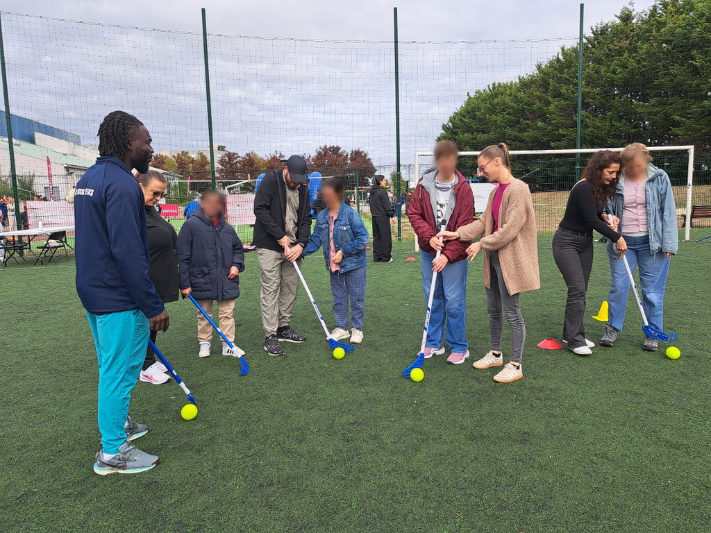Jeunes yvelinois et collégiens participent à un atelier de para-golf lors de la Journée Parasport 78 à Plaisir