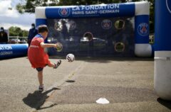 Un garçon qui fait du foot