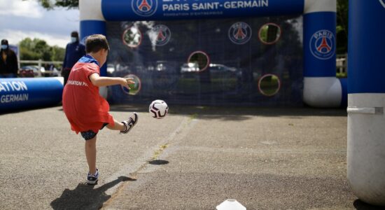 Un garçon qui fait du foot