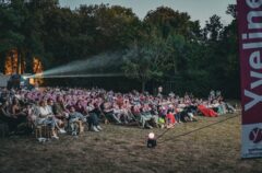 Des personnes regardent un film en extérieur