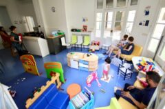 Des enfants jouent dans une salle