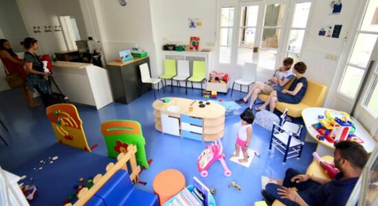 Des enfants jouent dans une salle