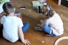 Des enfants jouent ensemble