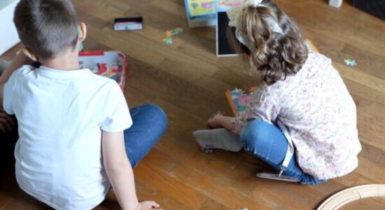 Des enfants jouent ensemble