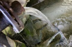 De l'eau qui coule d'un tuyau