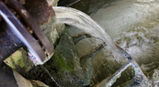 De l'eau qui coule d'un tuyau