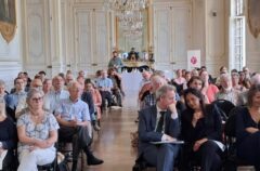 Des personnes réunies dans une salle