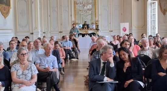 Des personnes réunies dans une salle