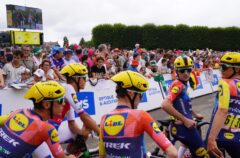 Les cyclistes devant une foule
