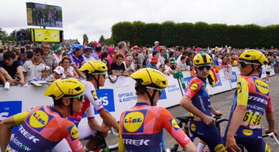 Les cyclistes devant une foule