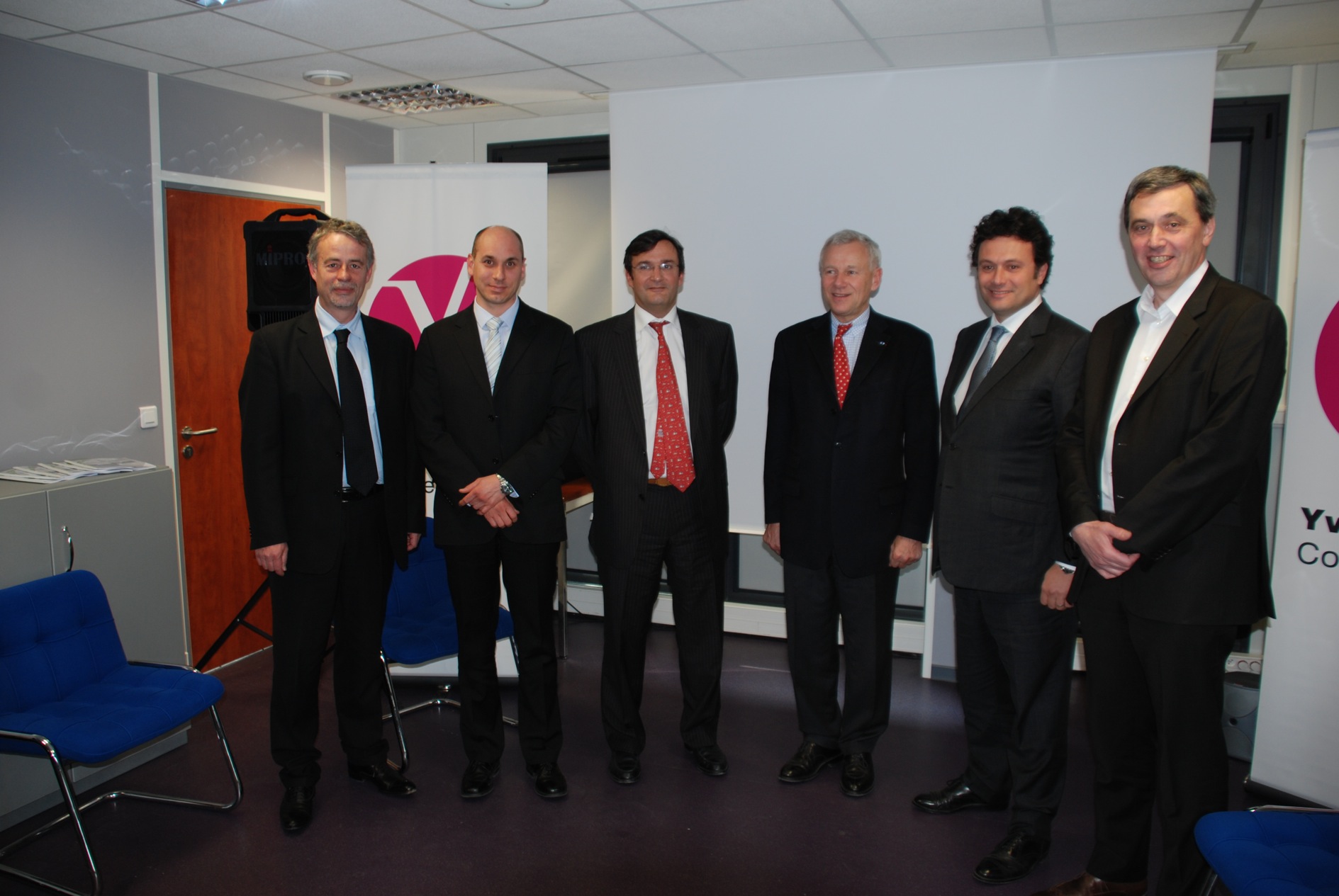 De gauche à droite : Pierre Lefevre (Induct), Denis Pacheteau et Nicolas Bret (AKKA), Alain Schmitz (Président du Conseil général des Yvelines), Gildo Pallanca Pastor (Venturi) et Patrick Souhait (Muses).