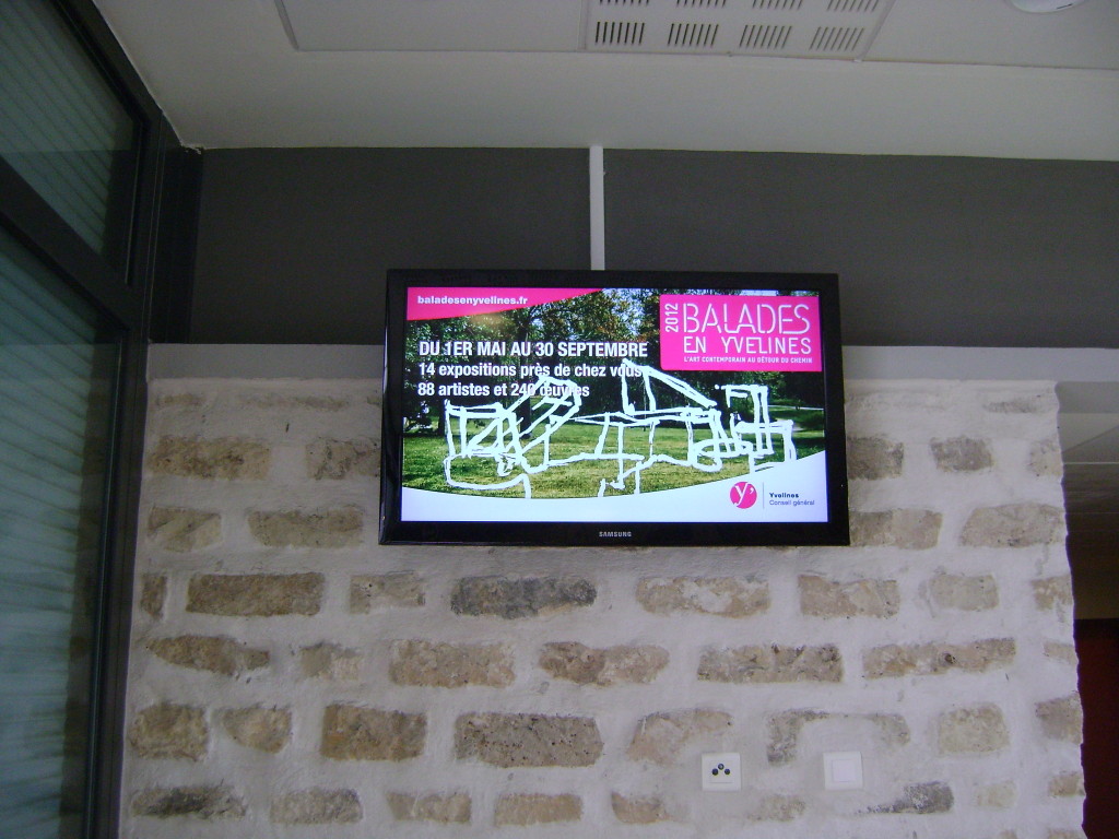 Ecran plasma dans un secteur d'action sociale de Mantes-la-Jolie