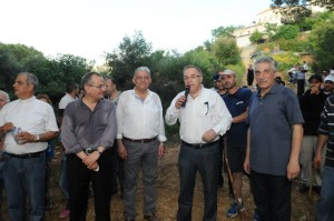 Labib Akiki (à droite) lors de l'inauguration, en présence du Maire de Kfour (au centre), hôte du prochain chantier jeunes