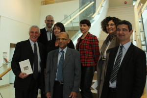 De gauche à droite: M. Michel Blondel-Pasquier (Historien du Centre Hospitalier Théophile Roussel (CHTR)) M. Simon Beauvallet (Archiviste - Archives départementales des Yvelines) Mme Claire Hébert (Chargée de la Communication du CHTR) M. Michel Dogué (Directeur du CHTR) Mme Christine Martinez (Directrice des Archives départementales des Yvelines) Mme Amale Hazaël-Massieux (Directrice des Finances, de la contractualisation, des partenariats et des usagers du CHTR) M. Didier Sigler (Coordonnateur général des activités de soins du CHTR)