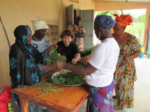 Annick Hugon, de l'association Binkad (au centre), sera présente à Marly-le-Roi.