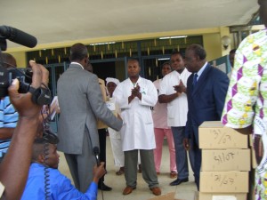 Le Président Ambende remet les colis sous le regard de la presse et du personnel hospitalier.