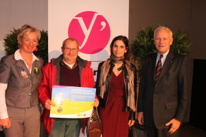 La ville de Bailly, primée en catégorie hors concours, reçoit son diplôme des mains d'Alain Schmitz, Président du Conseil général (à d.) et de Marie-Hélène Aubert, conseillère générale du canton de Versailles Sud.