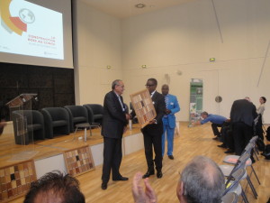 Le Ministre Akouala a remis au Vice-Président Hagege un tableau figurant les principales essences de bois du Congo