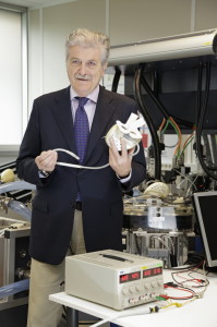 Marcello Conviti, le directeur général de Carmat, et la prothèse développée par sa société.