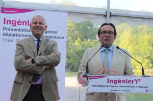 Alain Schmitz (à g.), le nouveau président d'IngénierY', et Pierre Bédier, Président du Conseil général.