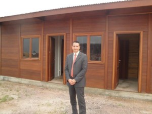 Laurent Richard au siège de la CIB, une société forestière qui a mis au point une maison économique en bois