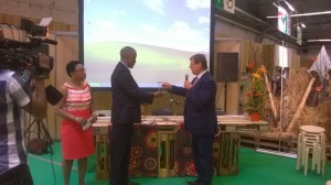 Jean-Marie Tétart remet le Prix « Espoir de l’Innovation Solidaire » à l’Ambassadeur de la République de Guinée pour un projet de pompe à piston alternatif, au Jardin des Innovations du Salon des Solidarités