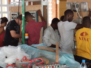 Abdoulaye et Vincent ont reçu le concours des équipes enseignantes et d'élèves du Lycée d'Anèho pour déballer tout le matériel