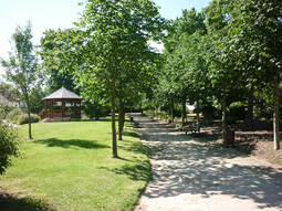 Gloriette-en-bois-dans-le-parc-Agutte-Sembat-800x600_visuel_miniature