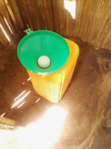 Ce type de toilette très rudimentaire offre néanmoins une protection sanitaire minimale aux populations les plus démunies