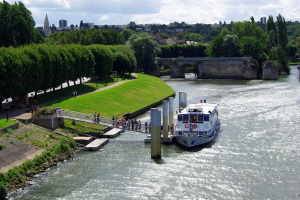 bâteau de croisière à la Halte fluviale de Poissy