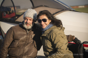 Dorine Bourneton et Guillaume Féral, tous les deux paraplégiques, s’initient à la voltige aérienne sur le CAP 10 F-PXKE spécialement modifié par l’AVA avec un malonnier pour leur permettre cette pratique.